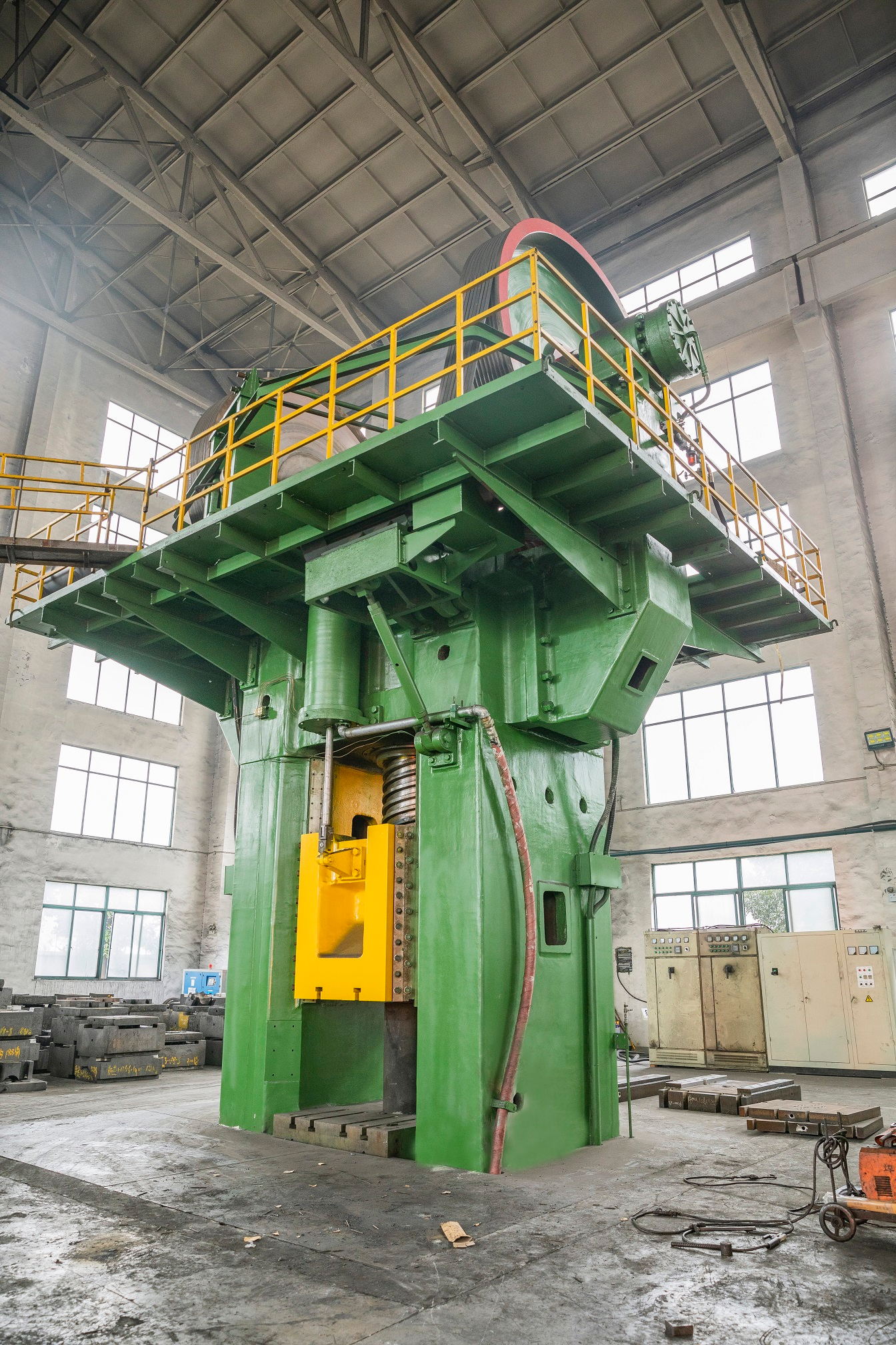 8000噸雙盤摩擦壓力機(jī)1